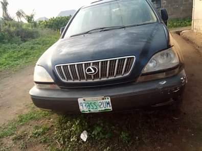 A picture of DISTRESS SALES 2003 LEXUS RX300 First body pan Untampered engine