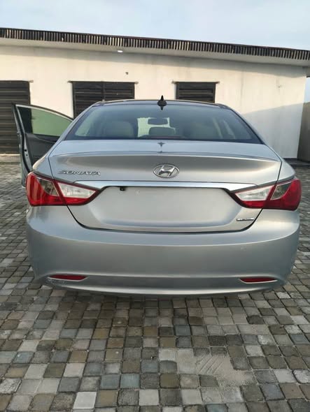 A picture of Hyundai sonata 2012