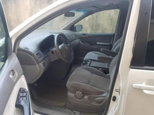 A picture of Toyota sienna 2005