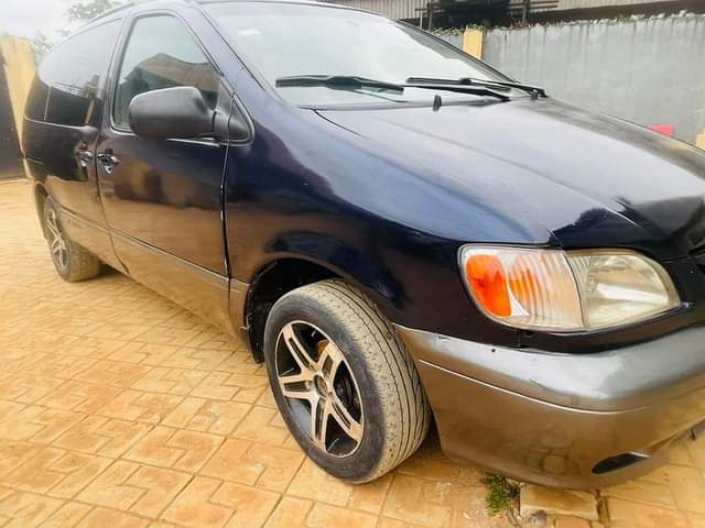 A picture of Call or Whatsapp 07088787361 Nearly used Toyota sienna 02 model