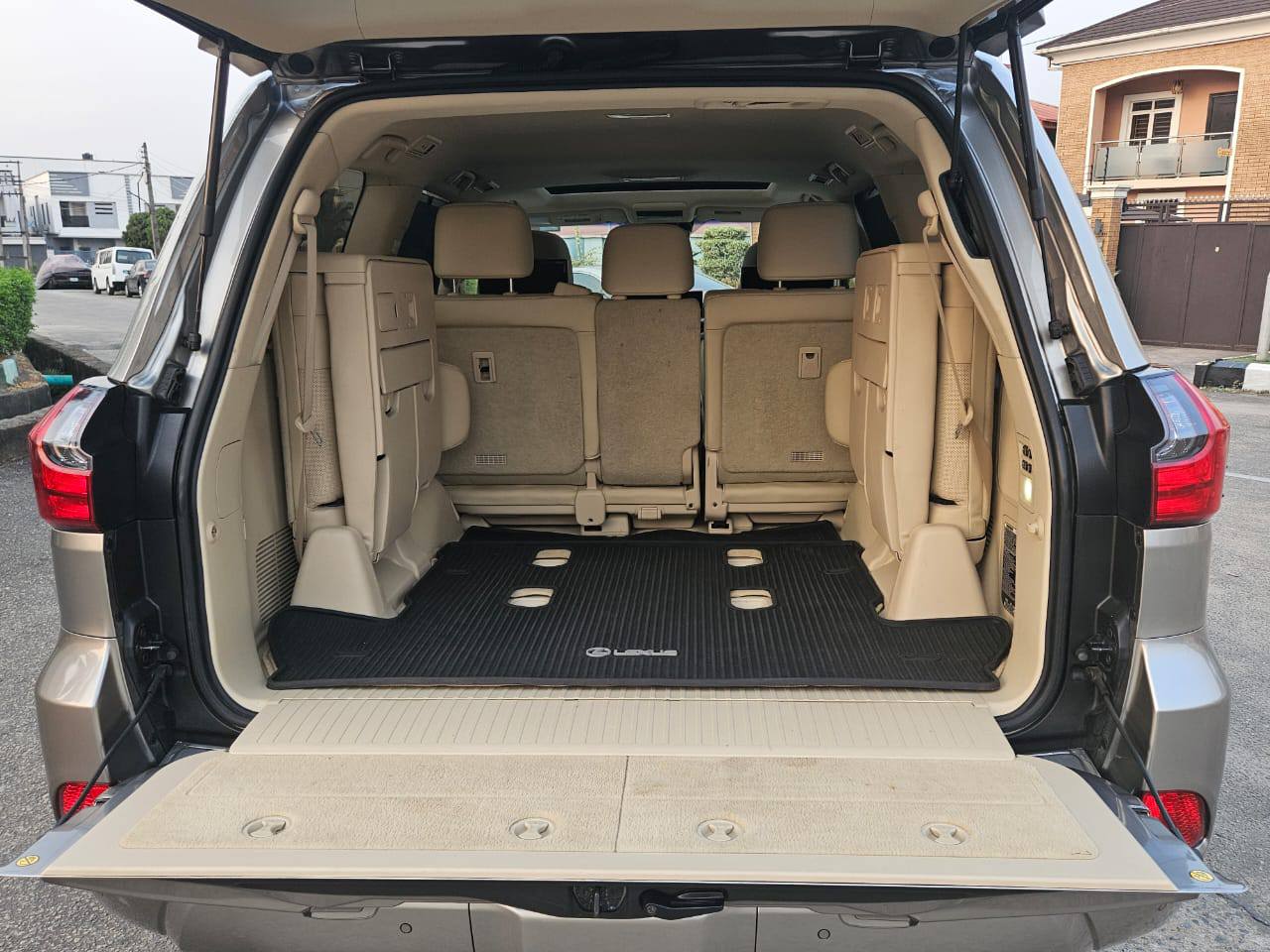 A picture of Lexus LX 570 2017