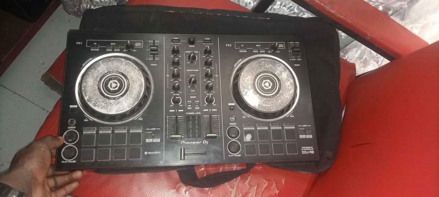 A picture of PIONEER DDJ RB RECORD BOX