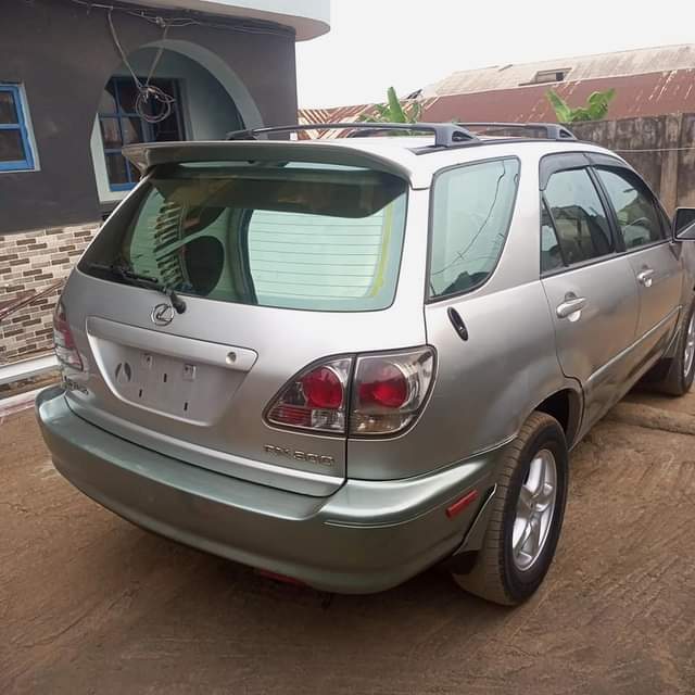 A picture of Rx 300 2002 Pure first body Engine gear and AC