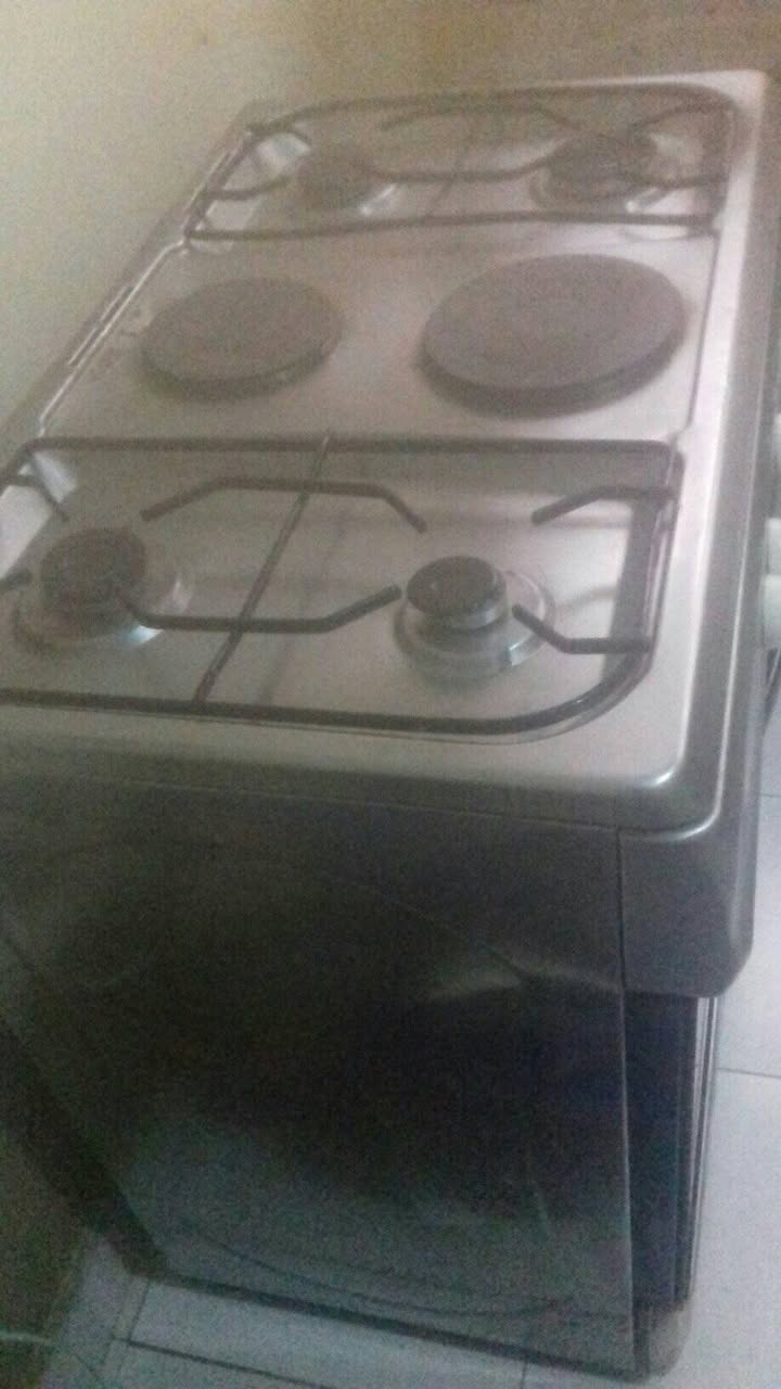 A picture of Cooker with elextric oven