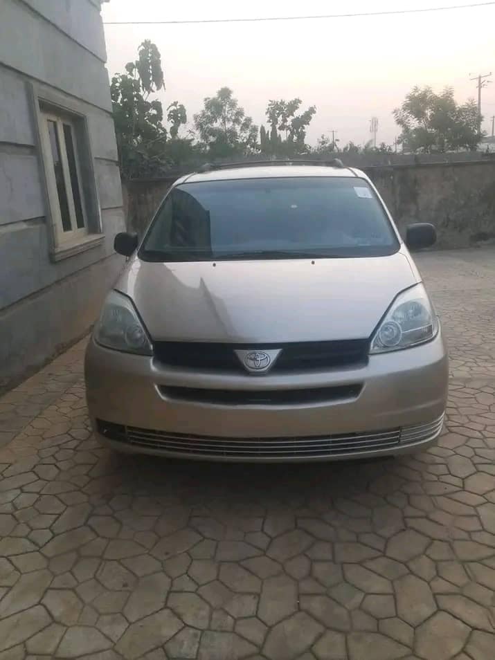 A picture of Toyota Sienna 2006 model