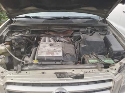 A picture of Belgium grade toyota highlander 2004 model Engine Gear First body