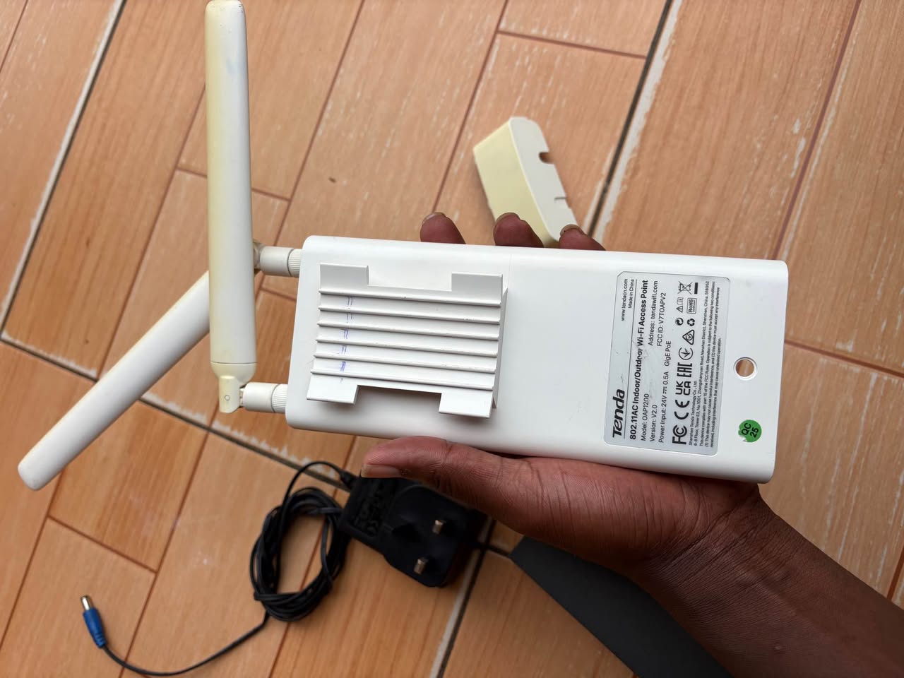 A picture of Omada Gigabit VPN Router and Wi Fi Access Point both