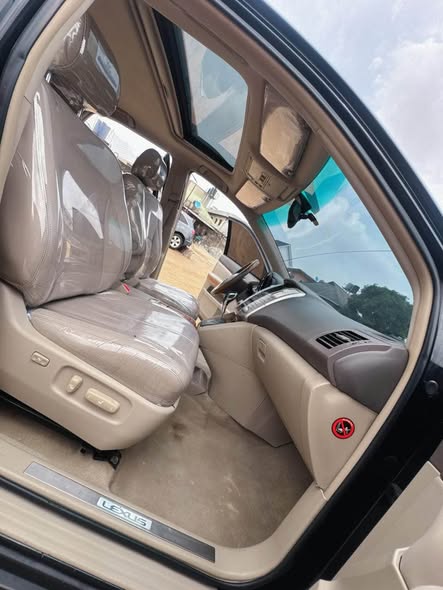 A picture of Toks 08 Rx350 026 entry FULLEST OPTION Very clean interior