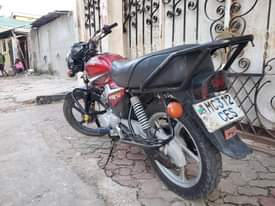 A picture of TVS HLX 125 RED STATA NA KUONDOKA FULL DOCMENT OFA