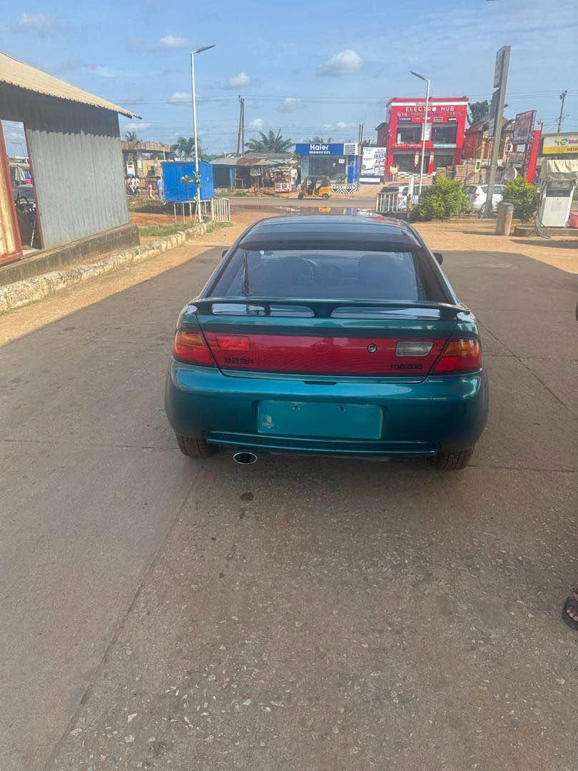 A picture of MAZDA 323F SALON