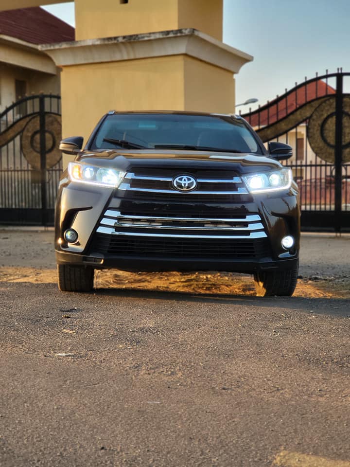 A picture of TOYOTA HIGHLANDER 2015