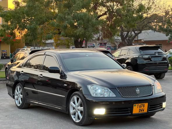 A picture of Toyota crown