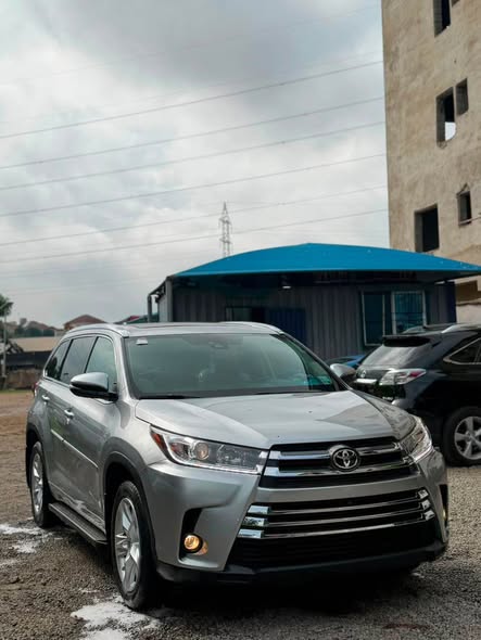 A picture of Very Mint Foreign Used 2019 Toyota Highlander Platinum with Keyless