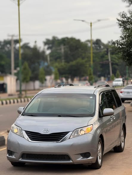 A picture of Foreign used sienna of 2013 MDL