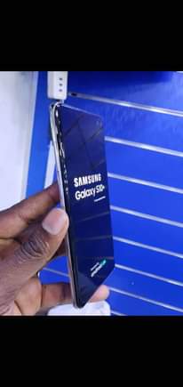 A picture of Samsung galaxy S10plus 128gb 8gbram Fingerprint At 400k Little cracks