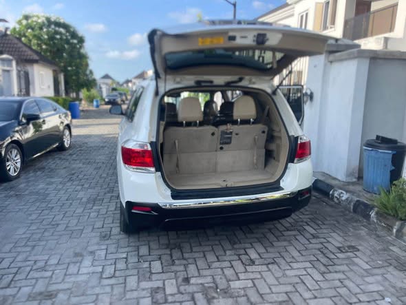A picture of Clean in and put accident free 2012 Tokunbo highlander