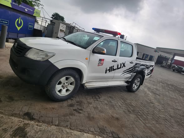 A picture of 2013 Toyota Hilux manual with auxillary elizabeth
