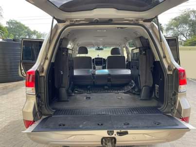 A picture of TOYOTA LAND CRUISER V8