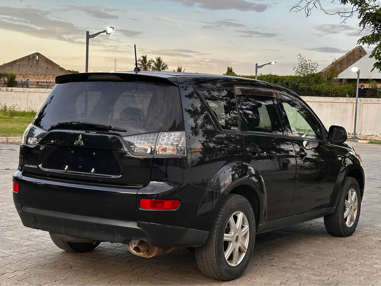 A picture of Model outlander Year of manufacture 2008 Colour Black