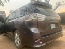 A picture of Toyota Sienna 2014
