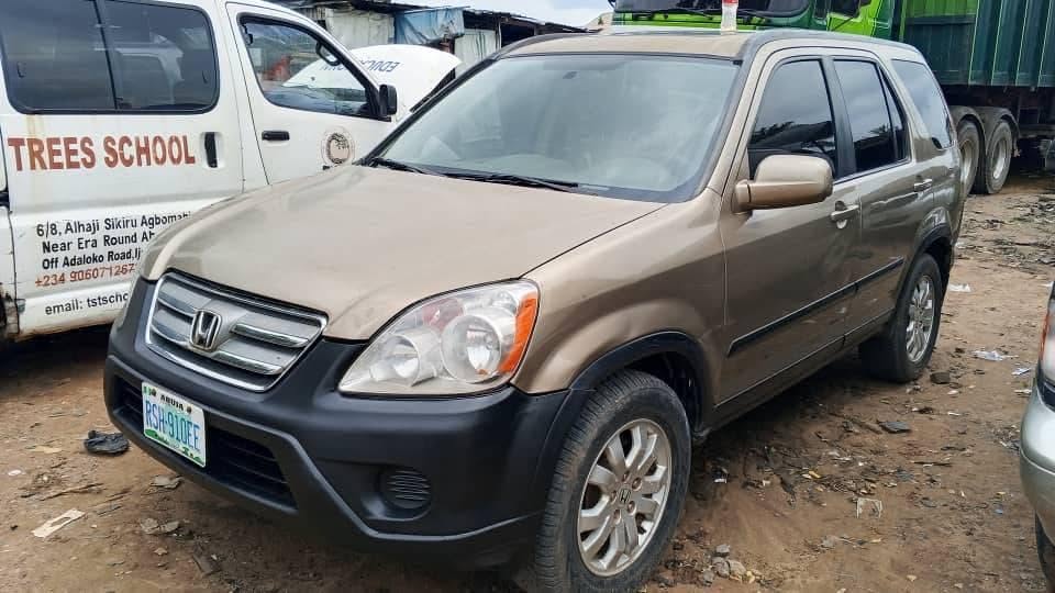 A picture of CR V 04 model first body