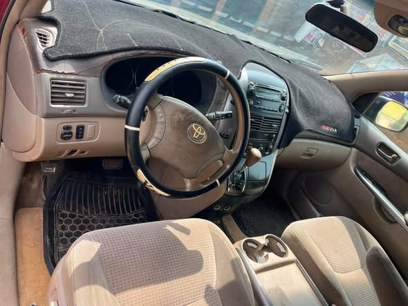 A picture of 2006 Toyota sienna Engine and Geer working perfectly Location is
