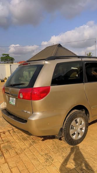 A picture of very clean Toyota sienna 2006 model just oven baked ones