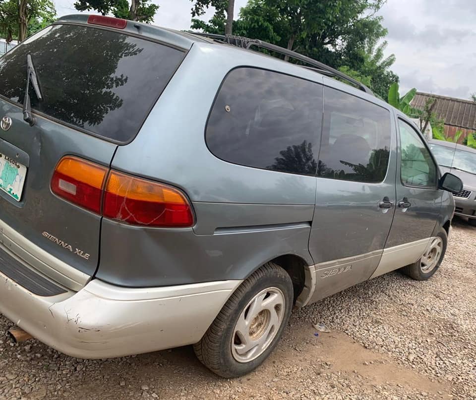 A picture of Toyota sienna
