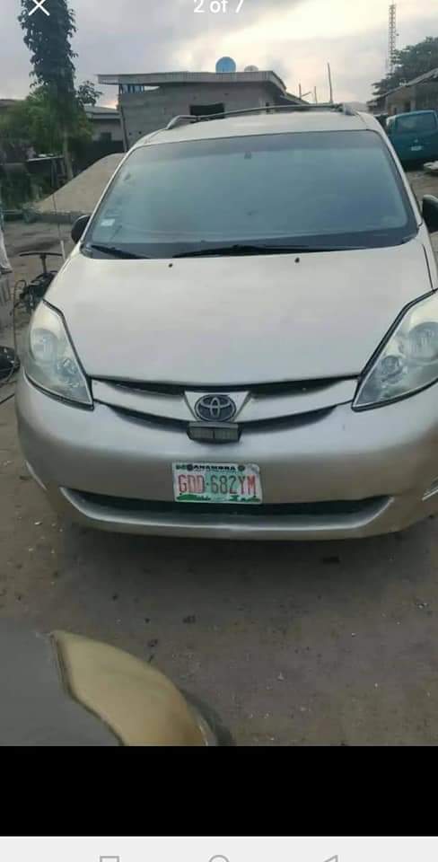 A picture of DEALER MARKET DEALER MARKET 2006 Toyota Sienna flash on first