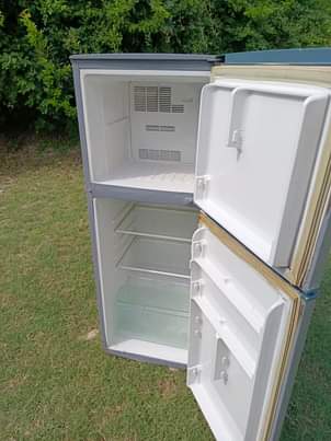 A picture of Samsung fridge double door inagandsha Sana na kupoza vzr haina