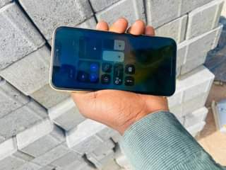 A picture of i phone xr no face 128 gb
