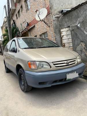 A picture of 2000 Toyota sienna