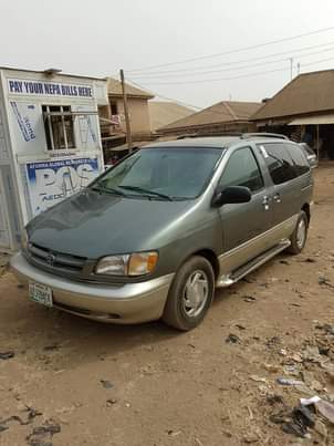 A picture of 2000 Sienna 08150544044
