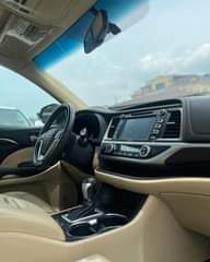 A picture of Komoko Motors FRESH OFF D BOAT 2014 TOYOTA HIGHLANDER LIMITED
