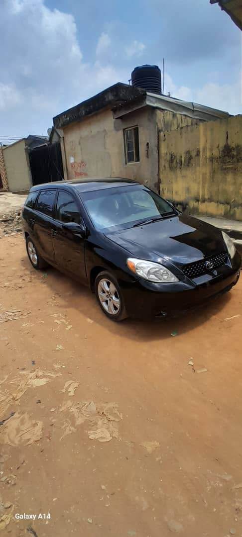 A picture of Toyota matrix 04 model
