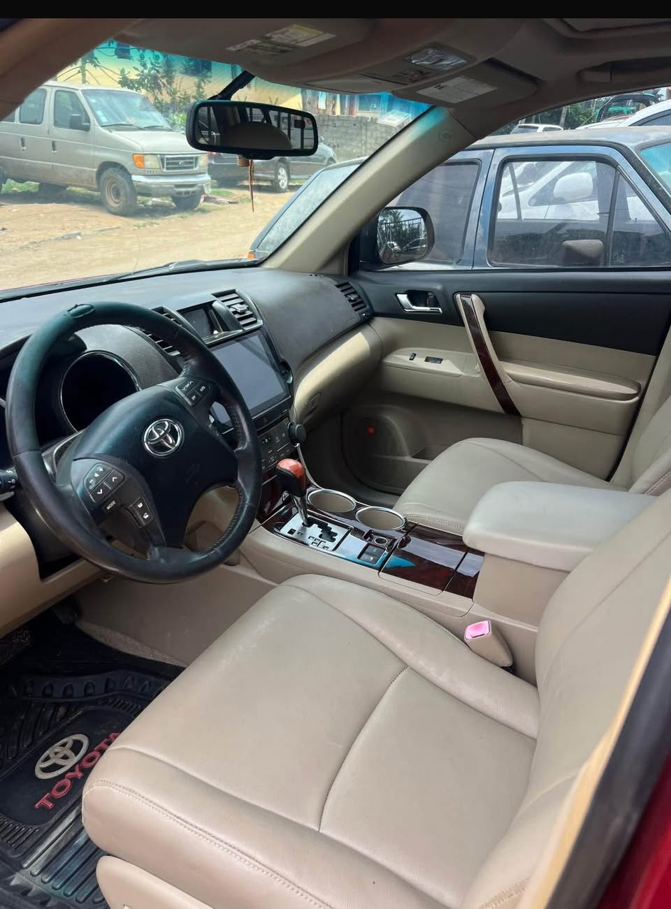 A picture of Upgraded 2013 Toyota Highlander full options