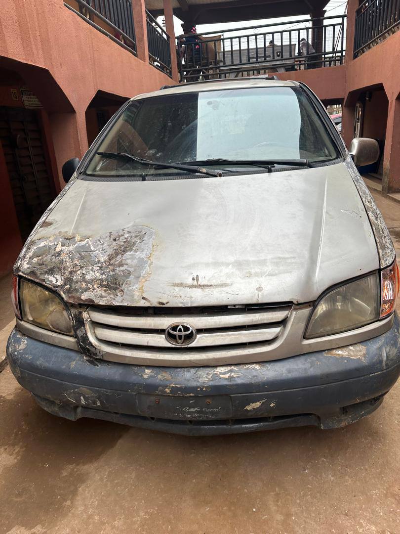 A picture of First Body 2002 Toyota Sienna