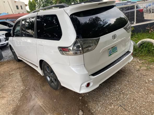 A picture of 2012 Toyota sienna