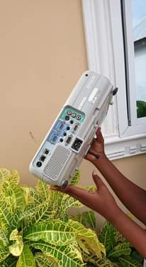 A picture of projector used from UK kwa bei poa 220k tu inafaa