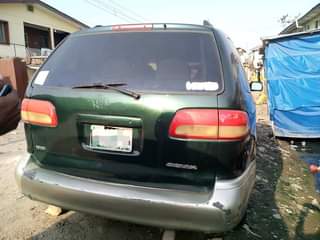 A picture of Toyota Sienna 2000