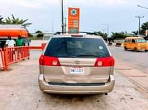A picture of Toyota Sienna 2009