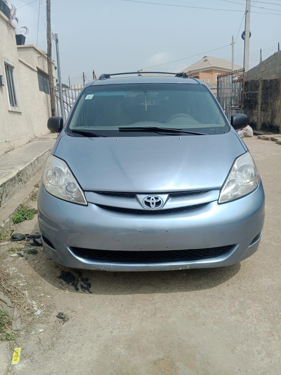 A picture of Toyota Sienna 06 08069814700