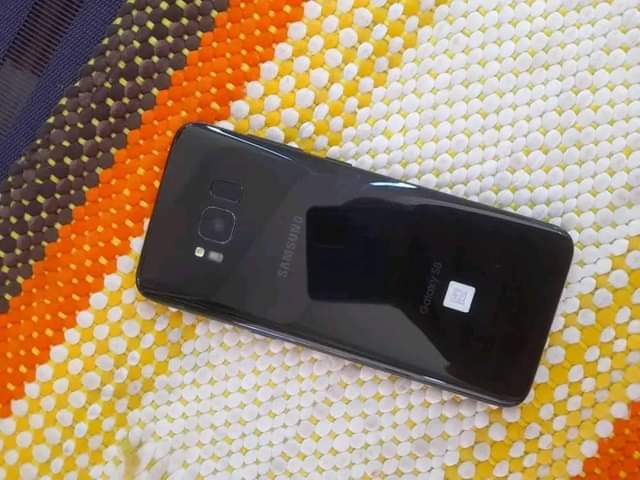 A picture of Quick deal call 0706100418 Samsung S8 with slight cracks infront