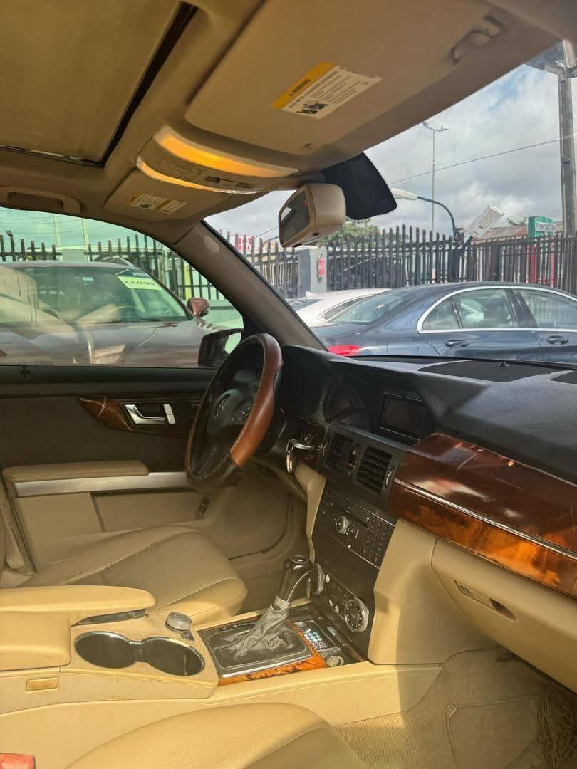 A picture of 2010 Mercedes Benz glk350