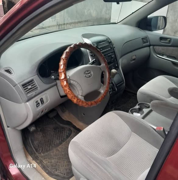 A picture of Toyota Sienna 2007 0706 969 4840