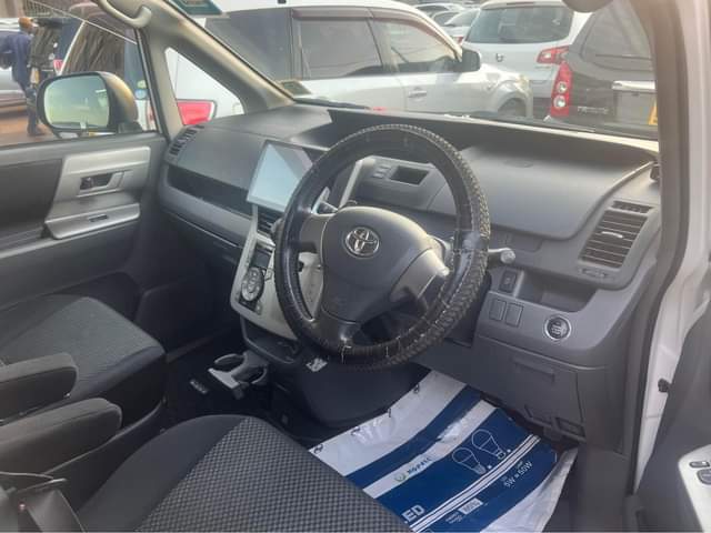 A picture of Toyota Noah 2008