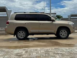 A picture of Toyota Land Cruiser VX V8