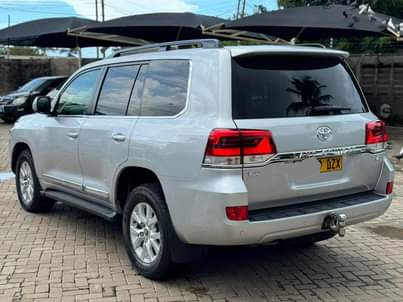 A picture of TOYOTA LANDCRUISER 2017 Price Tshs. 190Million 4800cc Diesel Low Mileage
