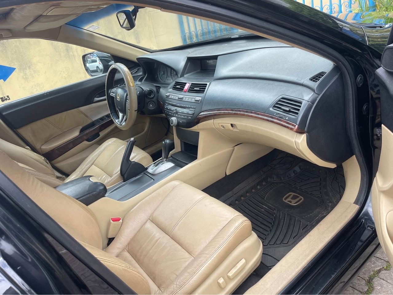 A picture of Neatly used 2012 13 Honda crosstour bought brand new