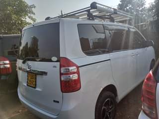 A picture of TOYOTA NOAH